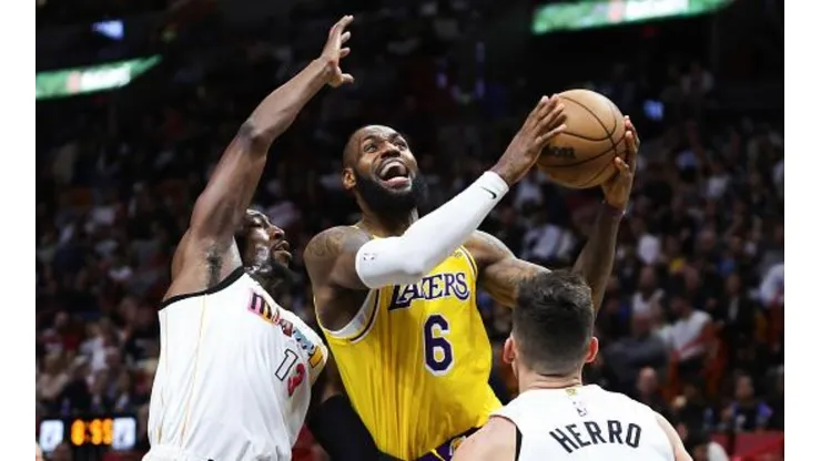 LeBron contra a defesa do Heat na última semana