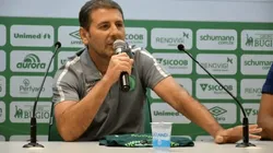Reprodução/Chapecoense YouTube. Nei Maidana diz que novos critérios da CBF não agradam a Chapecoense