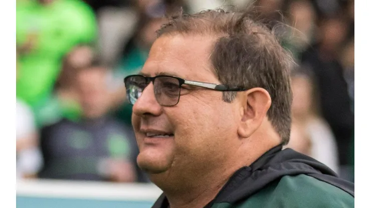 Robson Mafra/AGIF - Guto Ferreira, técnico do Goiás em 2023