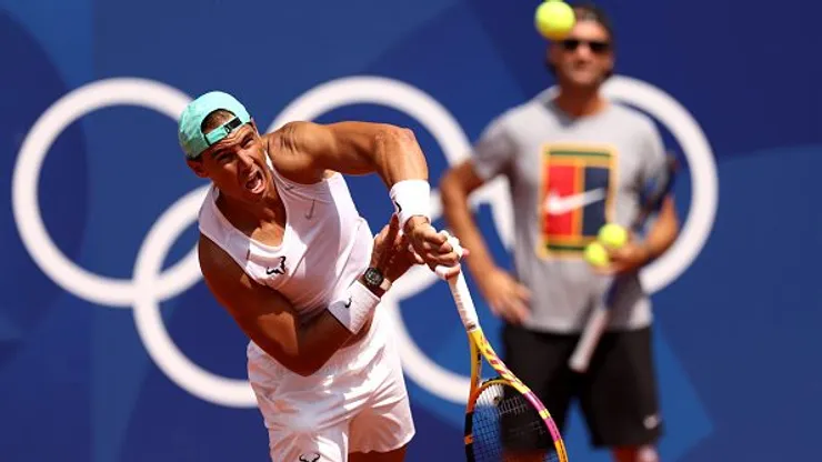 Rafael Nadal treinando em Roland Garros, palco da competição olímpica de Paris 2024