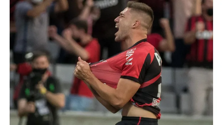 Foto: Robson Mafra/AGIF - Bissoli: atacante não será utilizado pelo Furacão