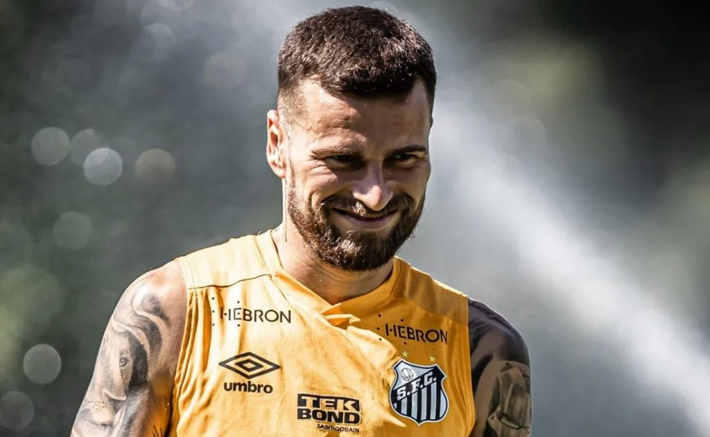 Foto: Raul Baretta/ Santos FC – Lucas Lima com a camisa do Peixe