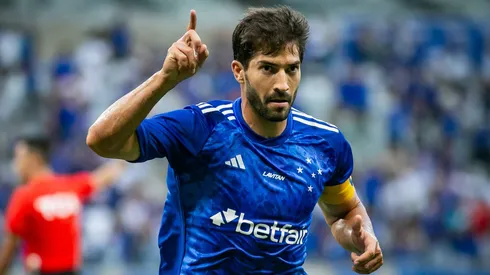 Lucas Silva, jogador do Cruzeiro, comemora seu gol durante partida contra o Botafogo no estádio Mineirão pelo Brasileirão Série A 2024 - Foto: Fernando Moreno/AGIF