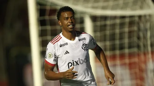 Carlinhos comemorando o gol já na reta final. Foto: Gilvan de Souza / CRF