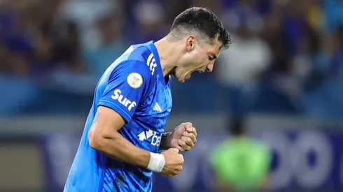 Dinenno, jogador do Cruzeiro, comemora seu gol durante partida contra o Juventude no estádio Mineirão pelo Brasileirão Série A 2024. Foto: Gilson Lobo/AGIF