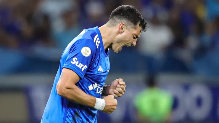 Dinenno, jogador do Cruzeiro, comemora seu gol durante partida contra o Juventude no estádio Mineirão pelo Brasileirão Série A 2024. Foto: Gilson Lobo/AGIF