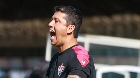 Thiago Carpini, técnico do Vitória durante partida contra o Grêmio no estádio Francisco Stedile pelo Brasileirão Série A 2024. Foto: Luiz Erbes/AGIF