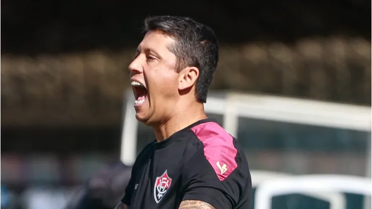 Thiago Carpini, técnico do Vitória durante partida contra o Grêmio no estádio Francisco Stedile pelo Brasileirão Série A 2024. Foto: Luiz Erbes/AGIF