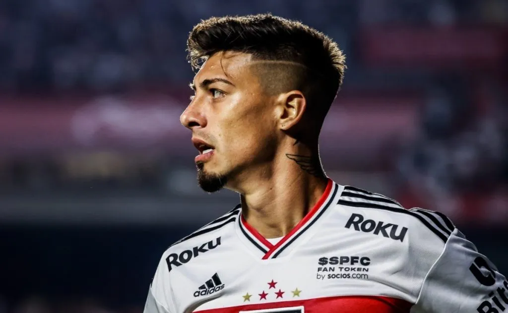 Rigoni com a camisa do São Paulo – Foto: Marcello Zambrana/AGIF