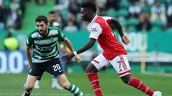 Saka, atacante do Arsenal (com a bola) e Paulinho, atacante do Sporting - Foto: Carlos Rodrigues/Getty Images