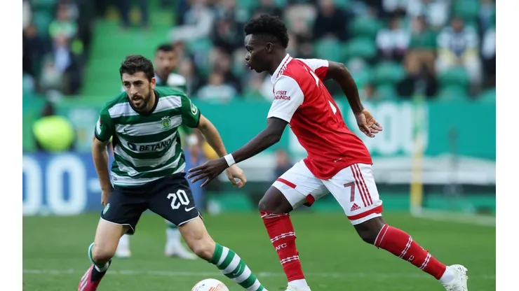 Saka, atacante do Arsenal (com a bola) e Paulinho, atacante do Sporting - Foto: Carlos Rodrigues/Getty Images