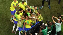 Richard Heathcote/Getty Images - Jogadores brasileiros comemoram gol de Casemiro contra a Suíça
