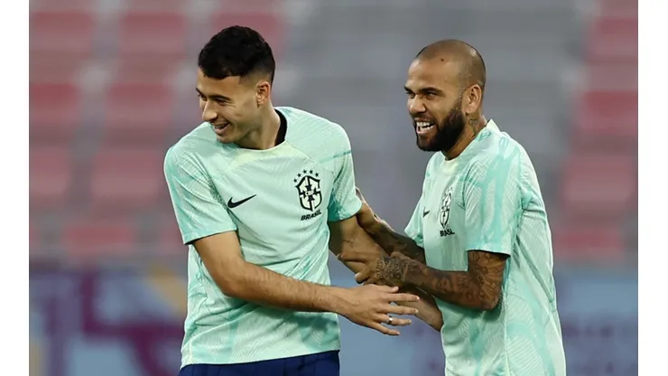 Foto: Tim Nwachukwu/Getty Images | Gabriel Martinelli e Dani Alves