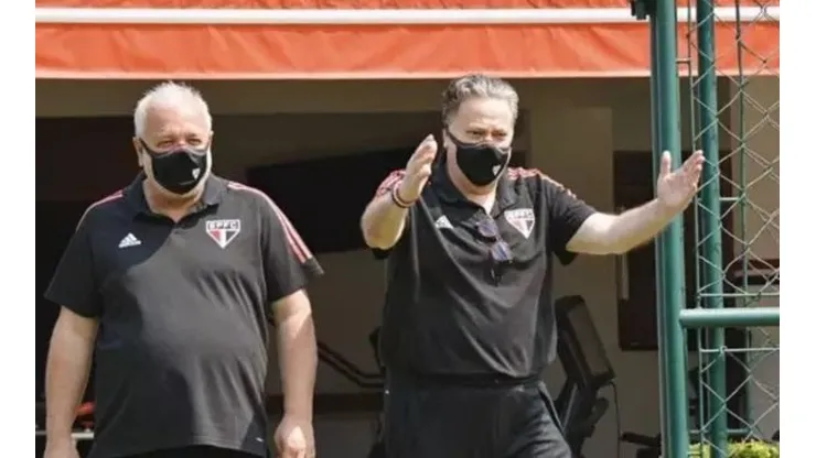 Foto: Reprodução/ Twitter @SaoPauloFC/ "Clube anuncia nas próximas horas"; Jornalista crava decisão da diretoria do São Paulo sobre elenco.