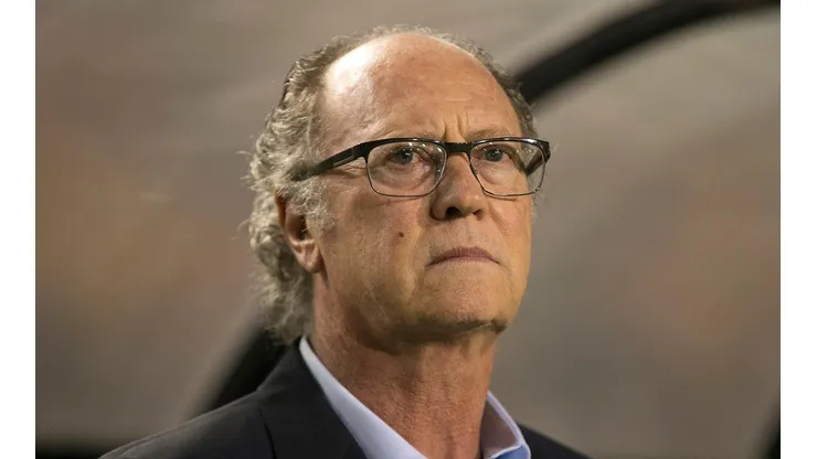 Falcão "chega, chegando" e Santos encaminha contratação de treinador