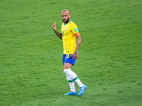 “Gritou e mancou”; Daniel Alves assusta com entrada em Raphinha em treino da Seleção