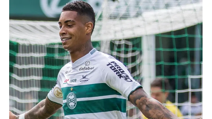 Foto: Robson Mafra/AGIF - Alef Manga foi um dos destaques do Coritiba no Brasileirão