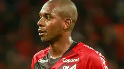 Fernandinho foi criticado por parte da torcida do Athletico (Foto: Gabriel Machado/AGIF)