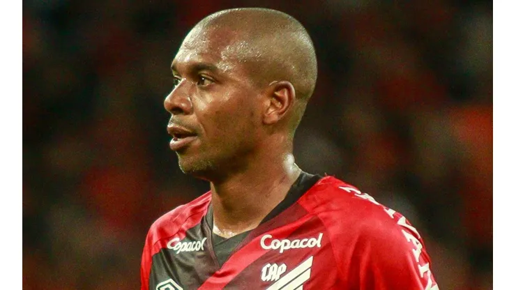 Fernandinho foi criticado por parte da torcida do Athletico (Foto: Gabriel Machado/AGIF)