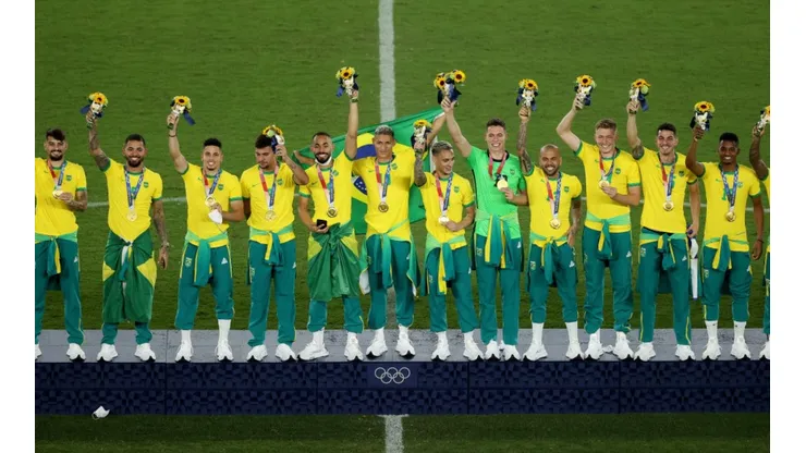 Clive Mason/Getty Images - Seleção Brasileira comemora medalha olímpica de Tóquio 2020