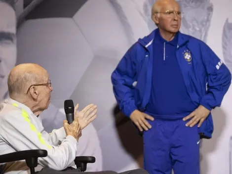 Zagallo recebe homenagem da CBF e se emociona em inauguração de estátua de cera no Museu da Seleção
