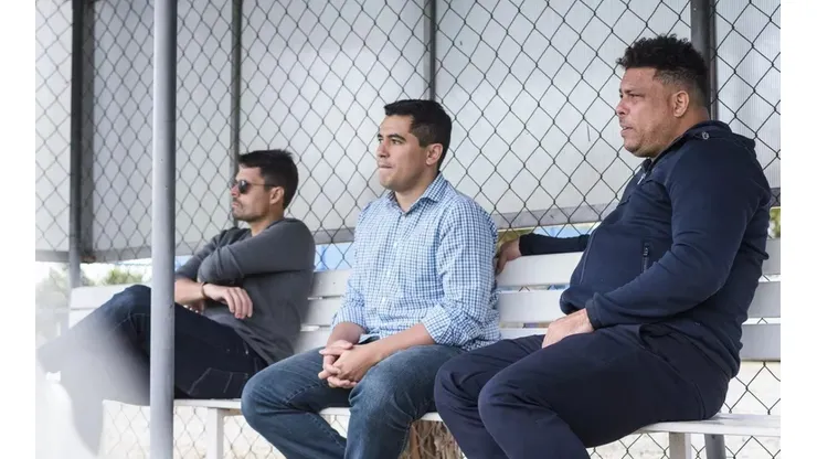 Foto: Gustavo Aleixo/Cruzeiro - Pedro Martins vendo treino junto com Ronaldo e Diretoria