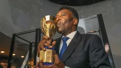 Foto: Ricardo Stuckert/CBF | Pelé no Museu da Seleção Brasileira, segurando novamente a Jules Rimet após 47 anos