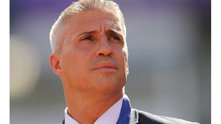 Foto: Nicolás Aguilera - Pool/Getty Images - Crespo passa a ser nome preferido do Santos para a temporada 2023, mas contrato no mundo árabe é empecilho