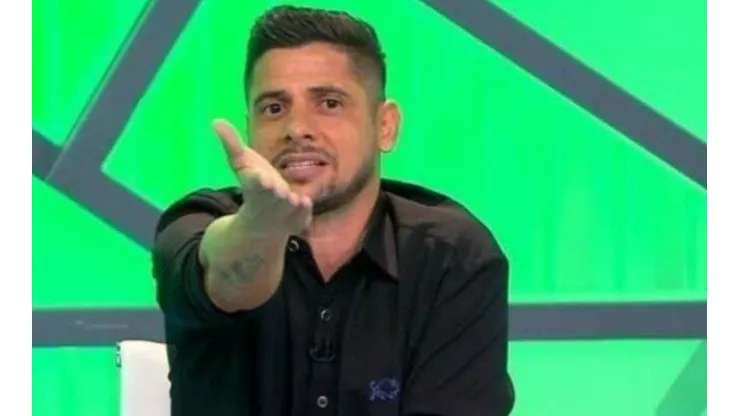 Foto: "Estamos envergonhados com esses atletas"; Cicinho se irrita com atuação do São Paulo em final e corneta jogadores.