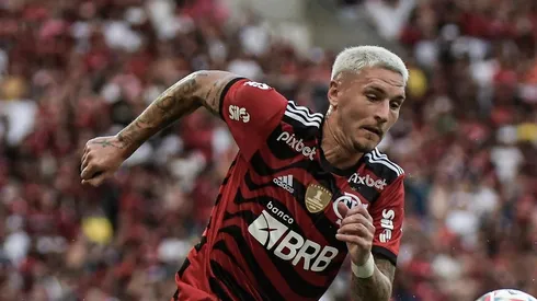 Foto: Thiago Ribeiro/AGIF - Varela ainda disputa a posição com Matheuzinho.