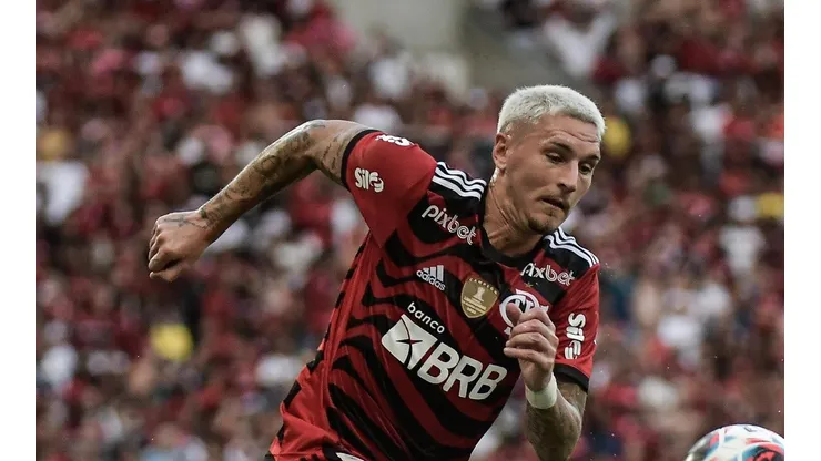 Foto: Thiago Ribeiro/AGIF - Varela ainda disputa a posição com Matheuzinho.