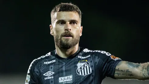 Abner Dourado/AGIF - Lucas Lima em sua primeira partida pelo Santos após retorno