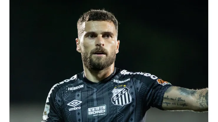 Abner Dourado/AGIF - Lucas Lima em sua primeira partida pelo Santos após retorno