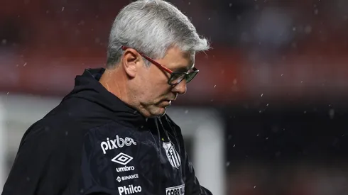 Foto: Marcello Zambrana/AGIF - Odair Hellmann está pressionado no Santos
