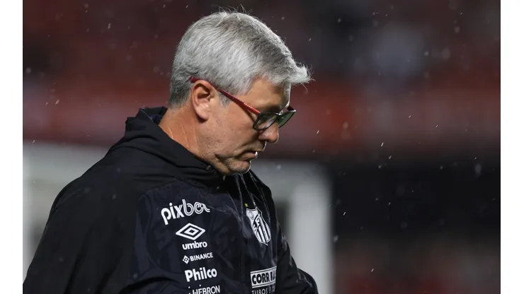 Foto: Marcello Zambrana/AGIF - Odair Hellmann está pressionado no Santos