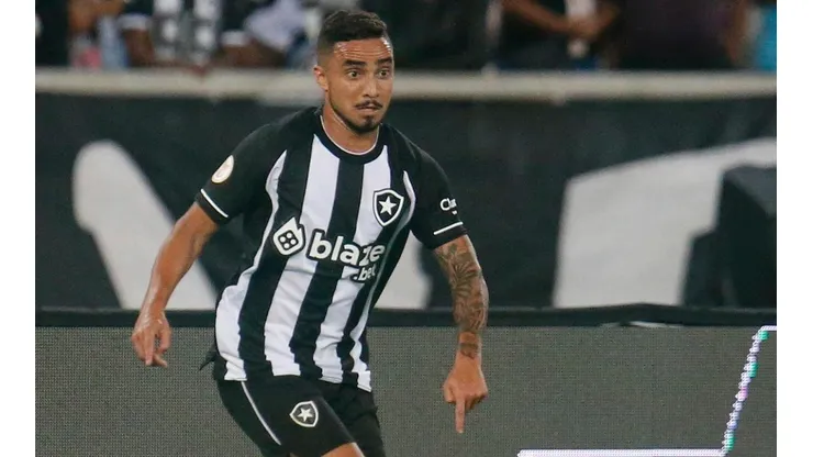 Foto: Vitor Silva/Botafogo/Divulgação - Rafael: lateral foi expulso no clássico com o Vasco