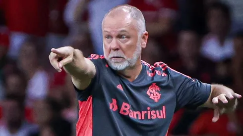 Foto: (Maxi Franzoi/AGIF) - Mano Menezes, do Internacional, pode dar um 'chapéu' no Fortaleza