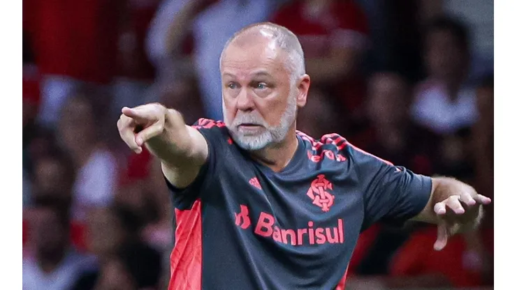 Foto: (Maxi Franzoi/AGIF) - Mano Menezes, do Internacional, pode dar um 'chapéu' no Fortaleza