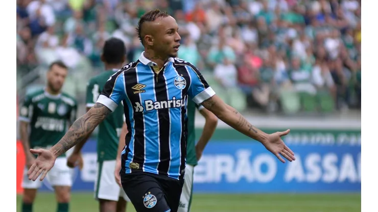 Foto: Bruno Ulivieri/AGIF - Everton Cebolinha: atacante brilhou com a camisa do Grêmio