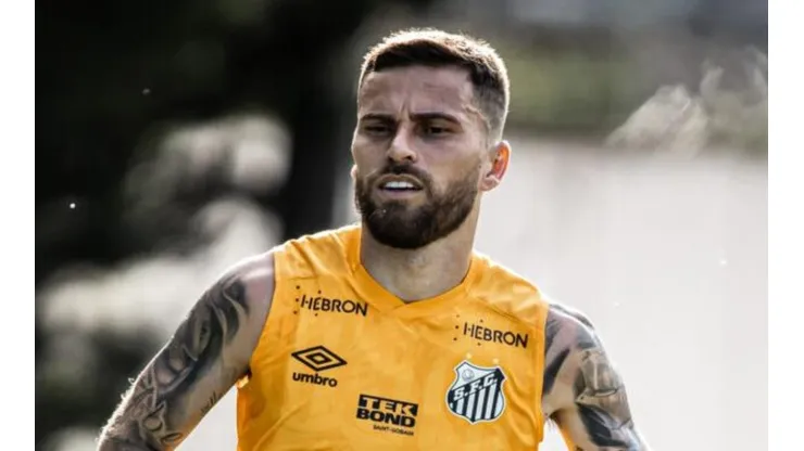 Foto: Reprodução/Raul Baretta/ Santos FC - Lucas Lima treinando pelo Santos