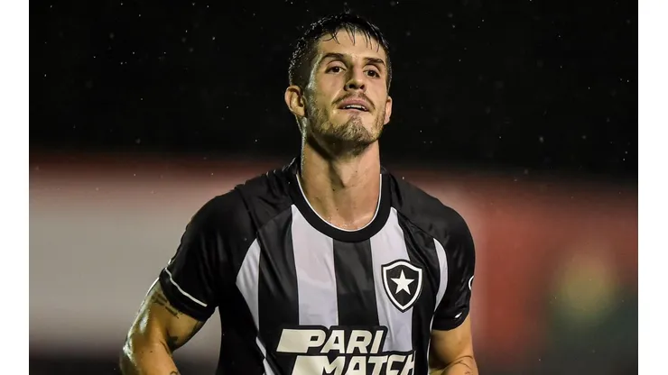 Thiago Ribeiro/AGIF/ Lucas Piazon, Victor Sá, Tiquinho Soares e +8; Luis Castro esboça Botafogo para clássico
