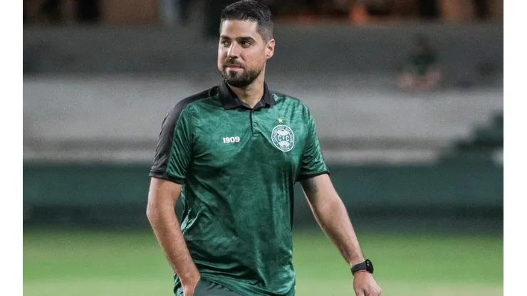 Foto: Robson Mafra/AGIF - António Oliveira: técnico ficou satisfeito com novo reforço do Coritiba