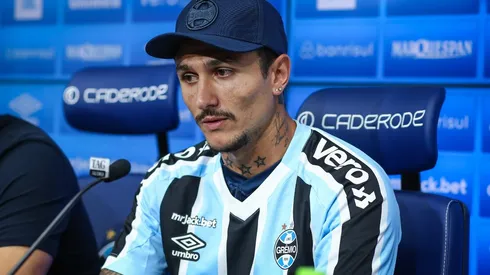 Foto: (Lucas Uebel/Grêmio FBPA) - Vina concedeu sua primeira entrevista coletiva no Grêmio nesta quarta (15)