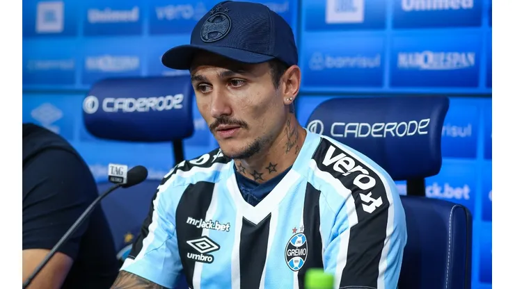 Foto: (Lucas Uebel/Grêmio FBPA) - Vina concedeu sua primeira entrevista coletiva no Grêmio nesta quarta (15)