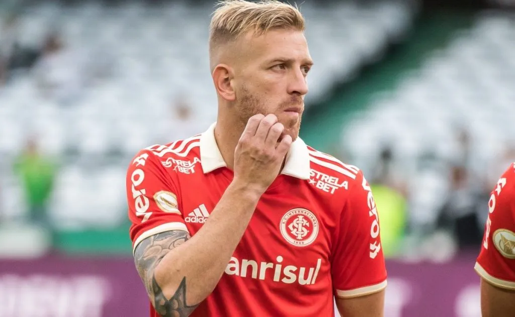 Pedro Henrique com a camisa do Internacional – Foto: Robson Mafra/AGIF