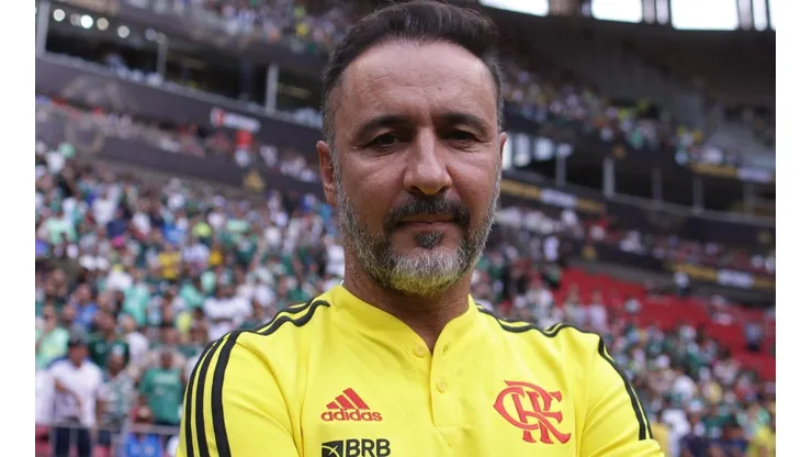 Foto: Ettore Chiereguini/AGIF - Vítor Pereira tomou decisão polêmica no Flamengo