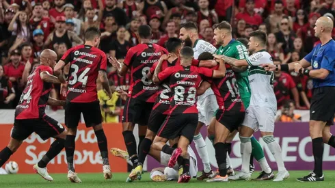 Foto: Robson Mafra/AGIF - Confusão no clássico gera punições