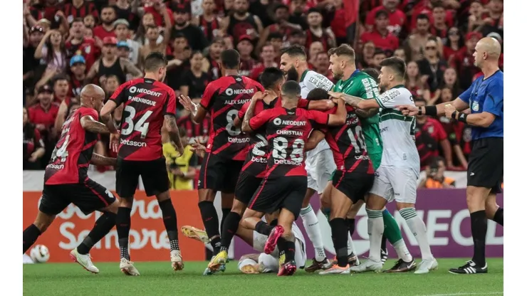 Foto: Robson Mafra/AGIF - Confusão no clássico gera punições