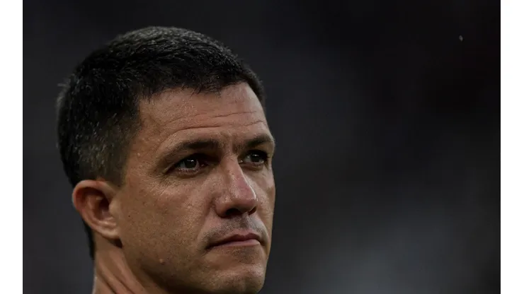 Foto: Thiago Ribeiro/AGIF - Maurício Barbieri terá 4 desfalques no Vasco, contra 1 de Luís Castro no Botafogo