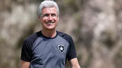 Foto: Vitor Silva/Botafogo/Divulgação - Luís Castro: técnico tem reforço para encarar o Vasco